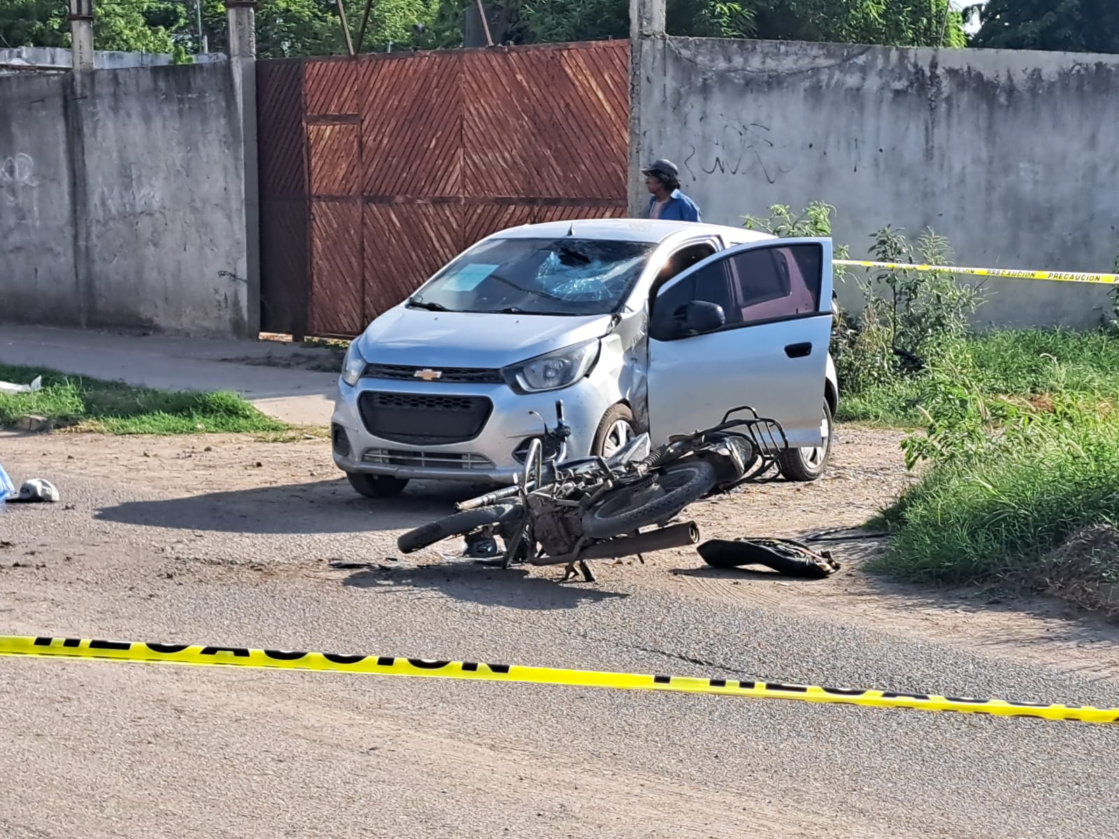 cinta amarilla cubriendo área de accidente