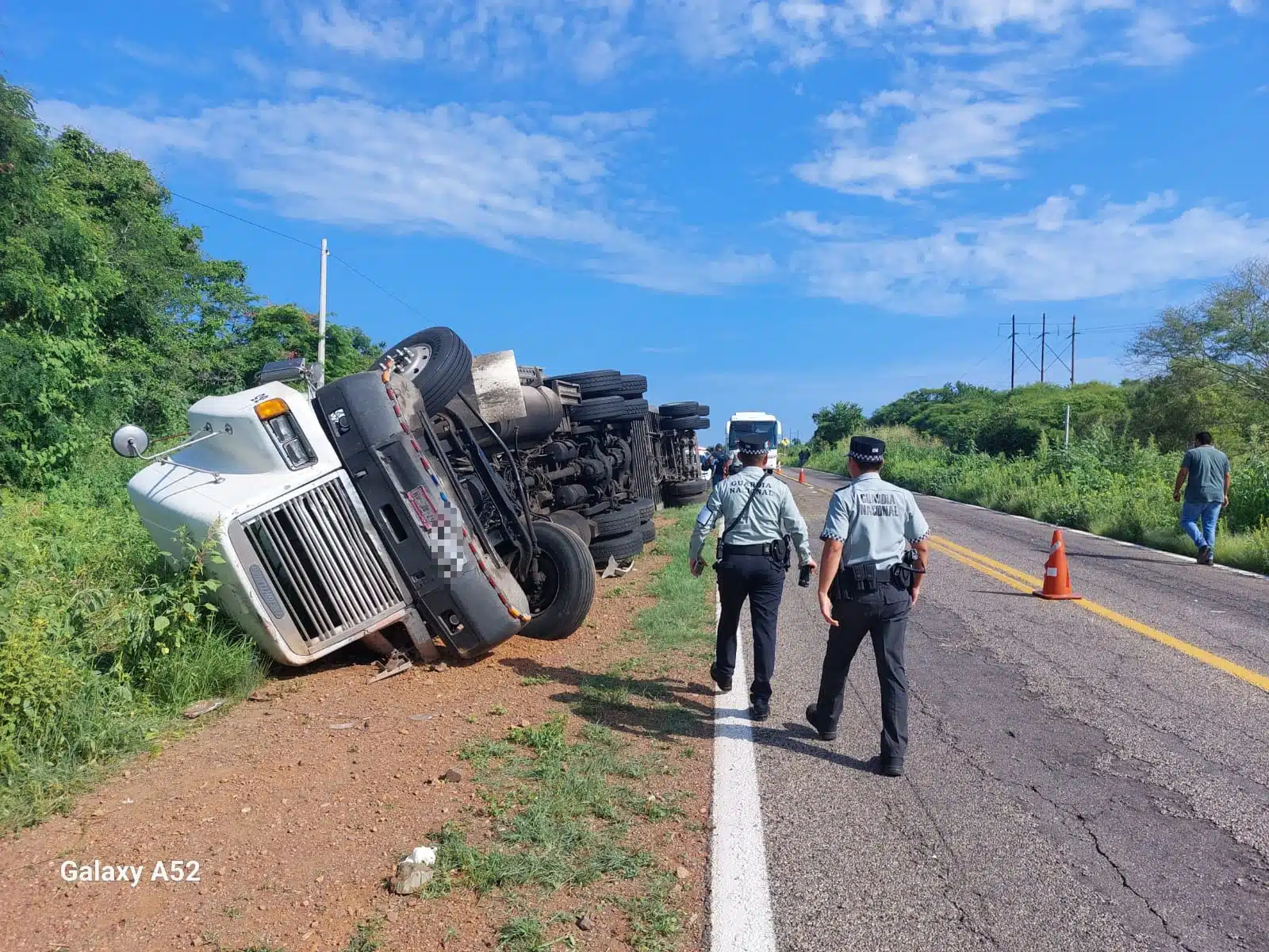 Tráiler volcado con policías alrededor