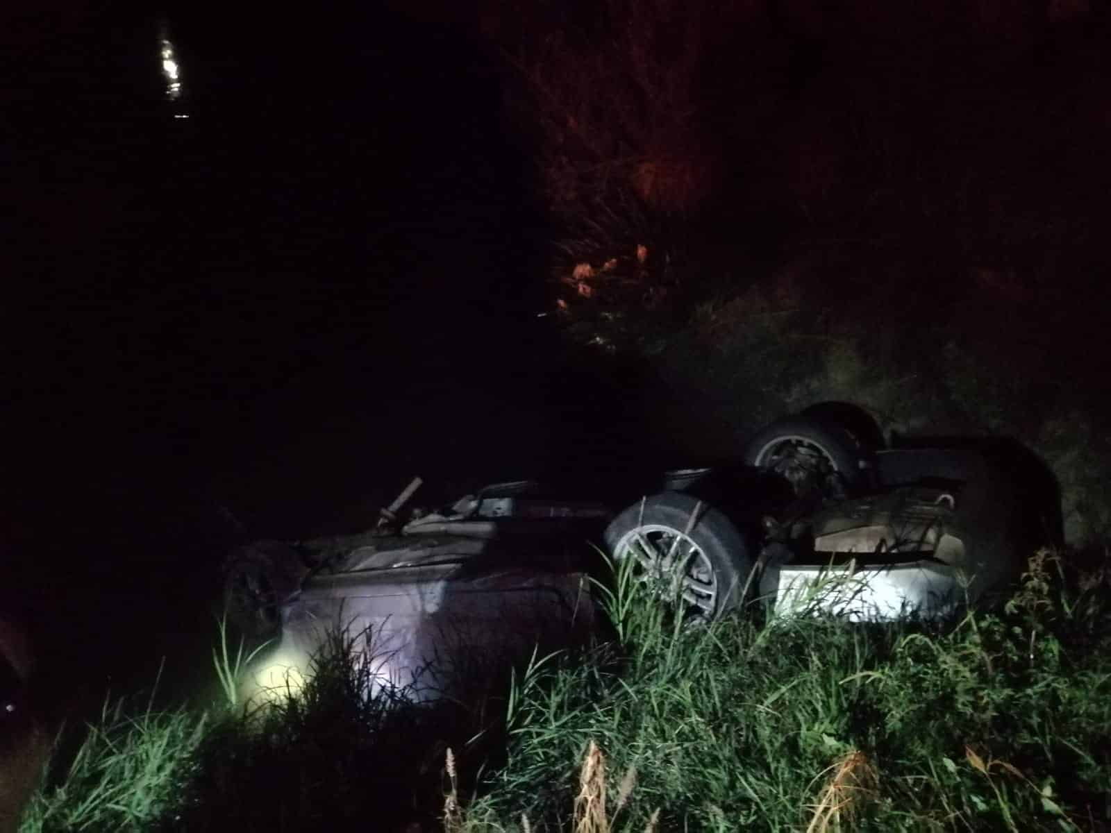 Carro con los neumáticos hacia arriba