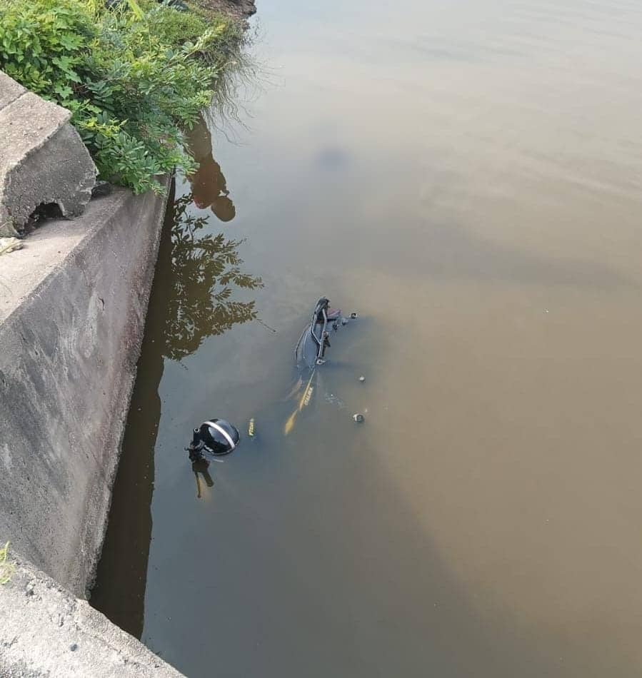 Motocicleta en el agua