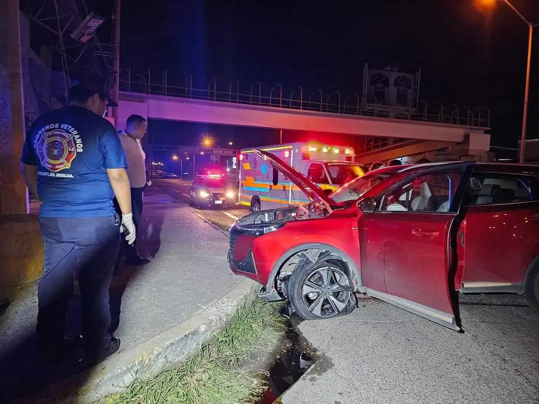 Una camioneta chocada y paramédicos