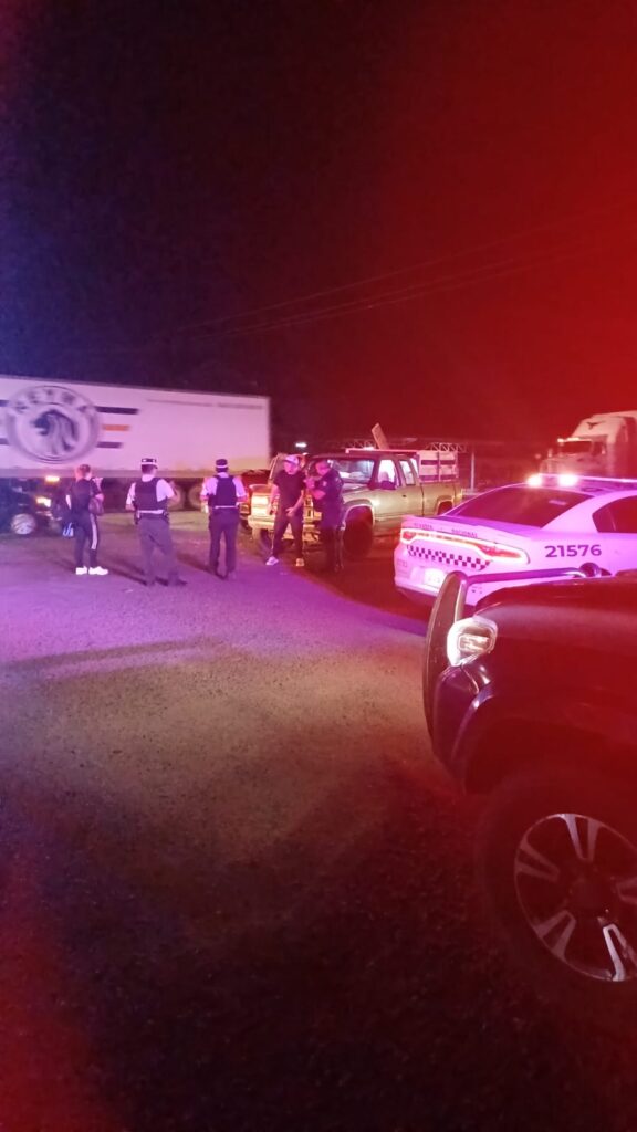 Carros, tráilers, 2 camionetas chocadas y 5 personas en el lugar del accidente