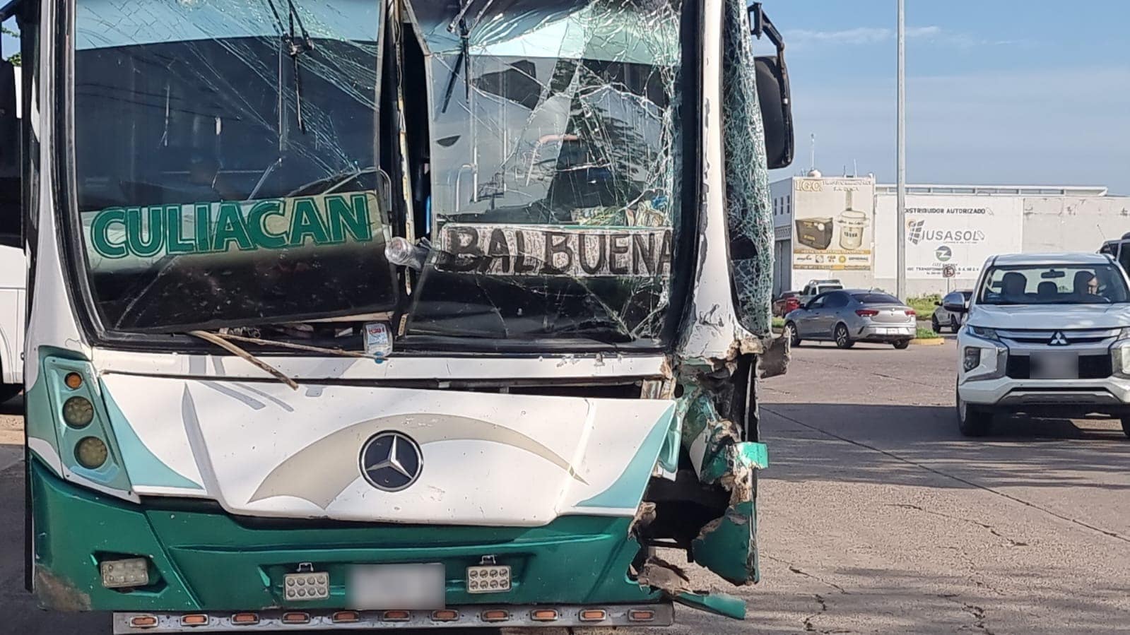 Camión chocado de la parte frontal