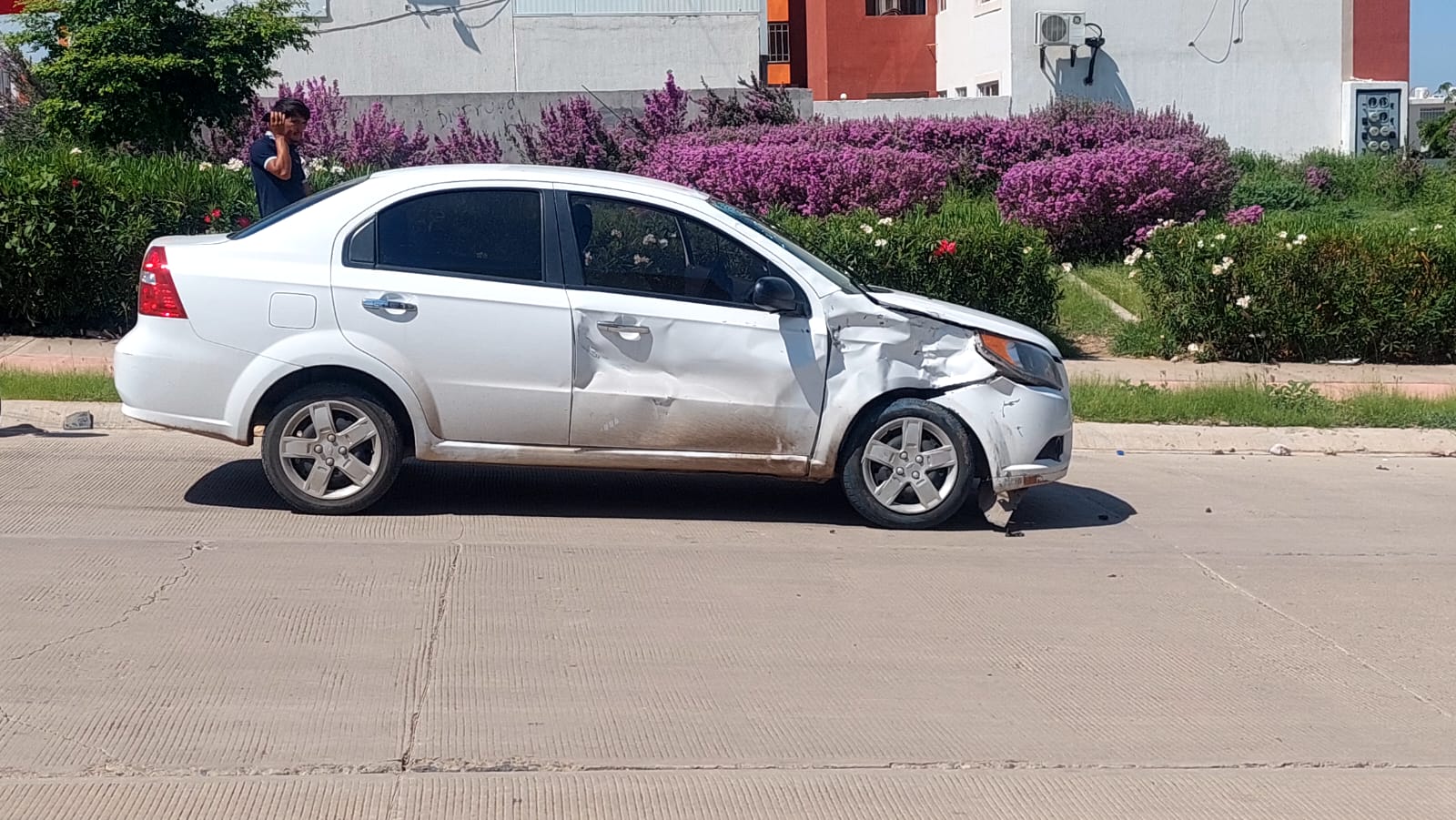 Un carro chocado de la parte lateral y frontal del copiloto