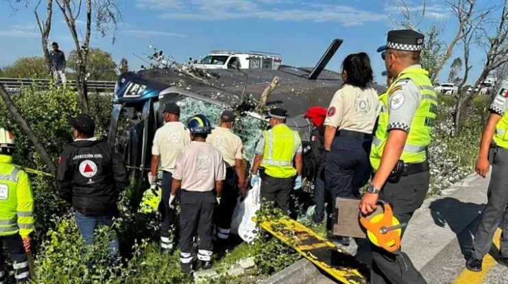 Siete muertos tras volcadura de autobús en la México - Querétaro