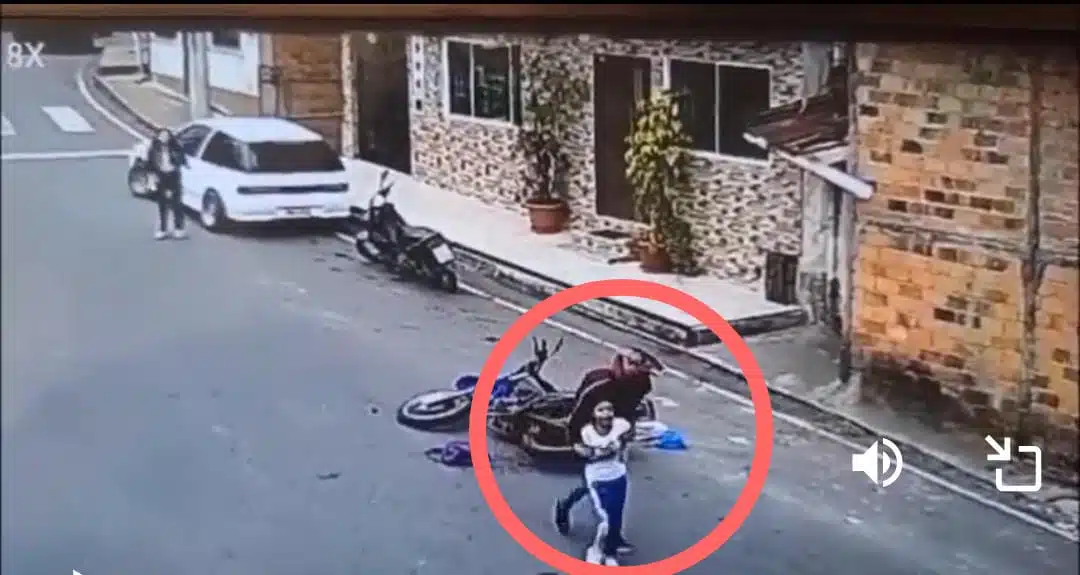 Accidente en moto deja a menor sin brazo; padre llevaba a sus hijos sin protección