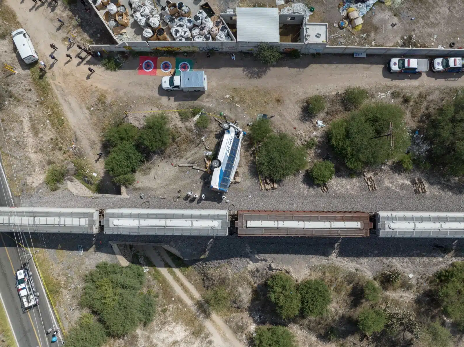 Choque entre un tren y un autobús en Querétaro deja seis muertos