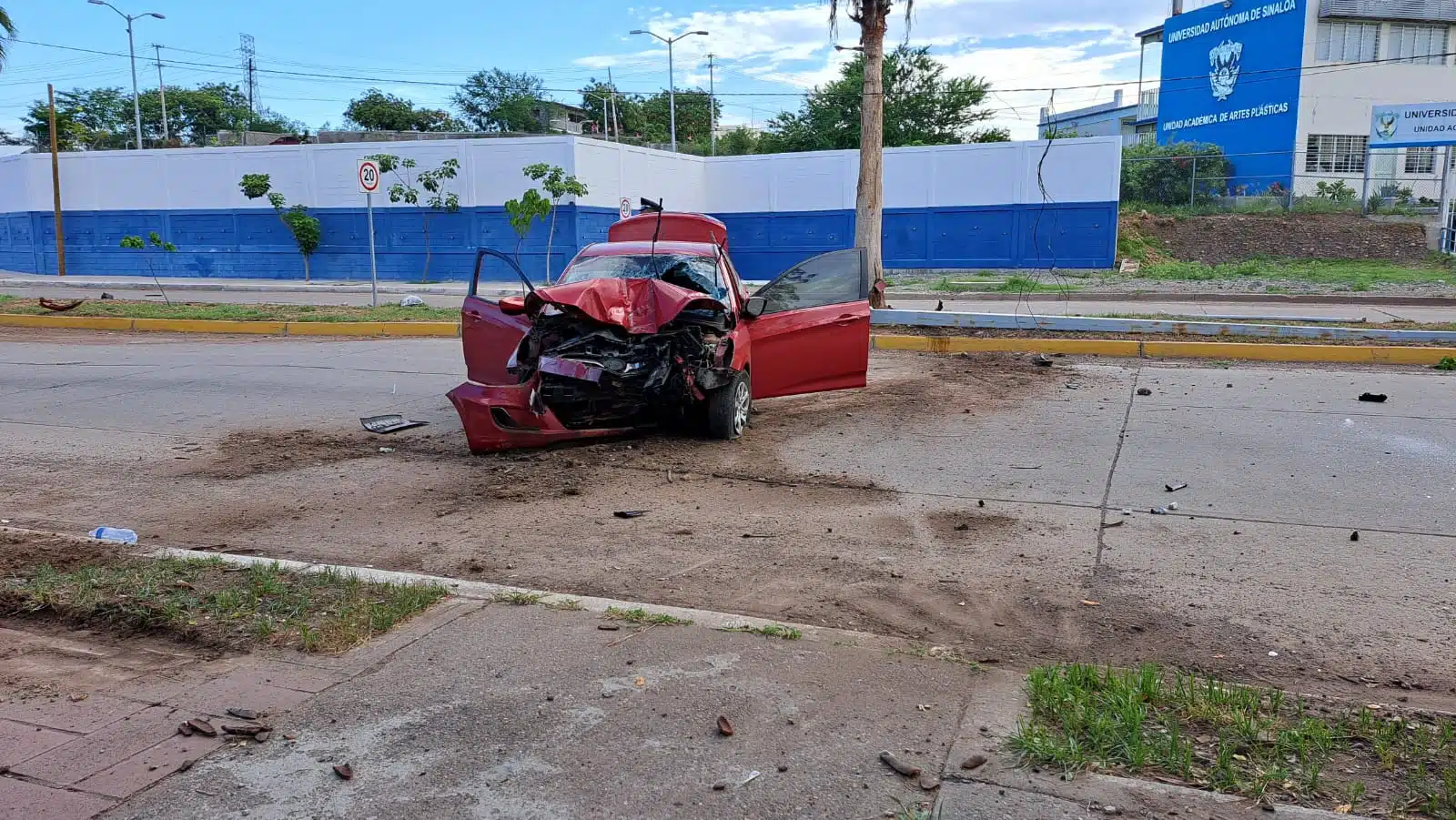 Auto accidentado sobre el malecón nuevo en Culiacán