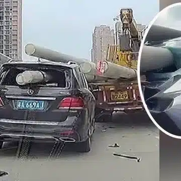 Accidente vial en China, vehículo termina con unos postes de concreto en su interior