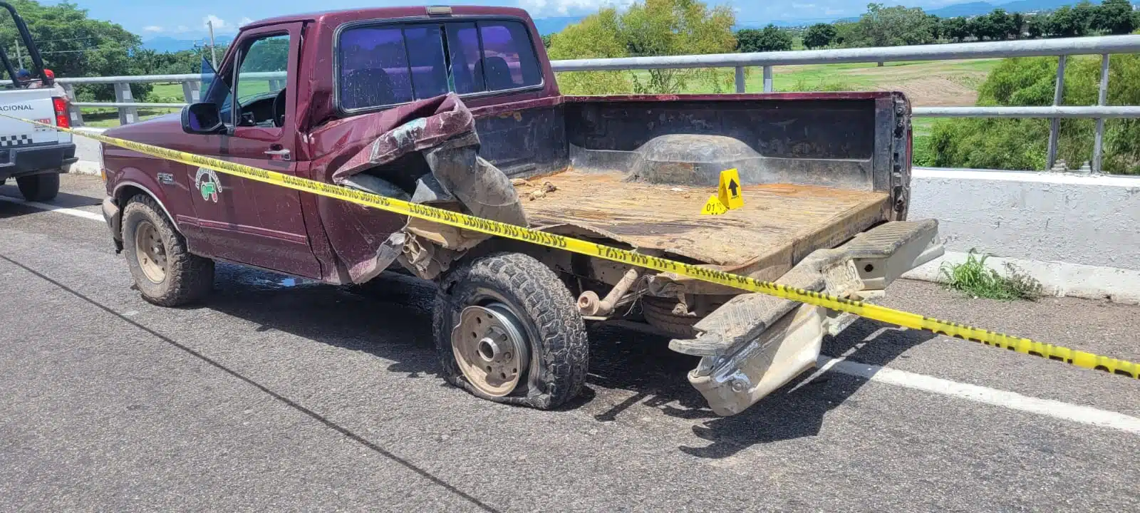 La víctima iba sentada en la caja de esta camioneta cuando ocurrió el accidente.