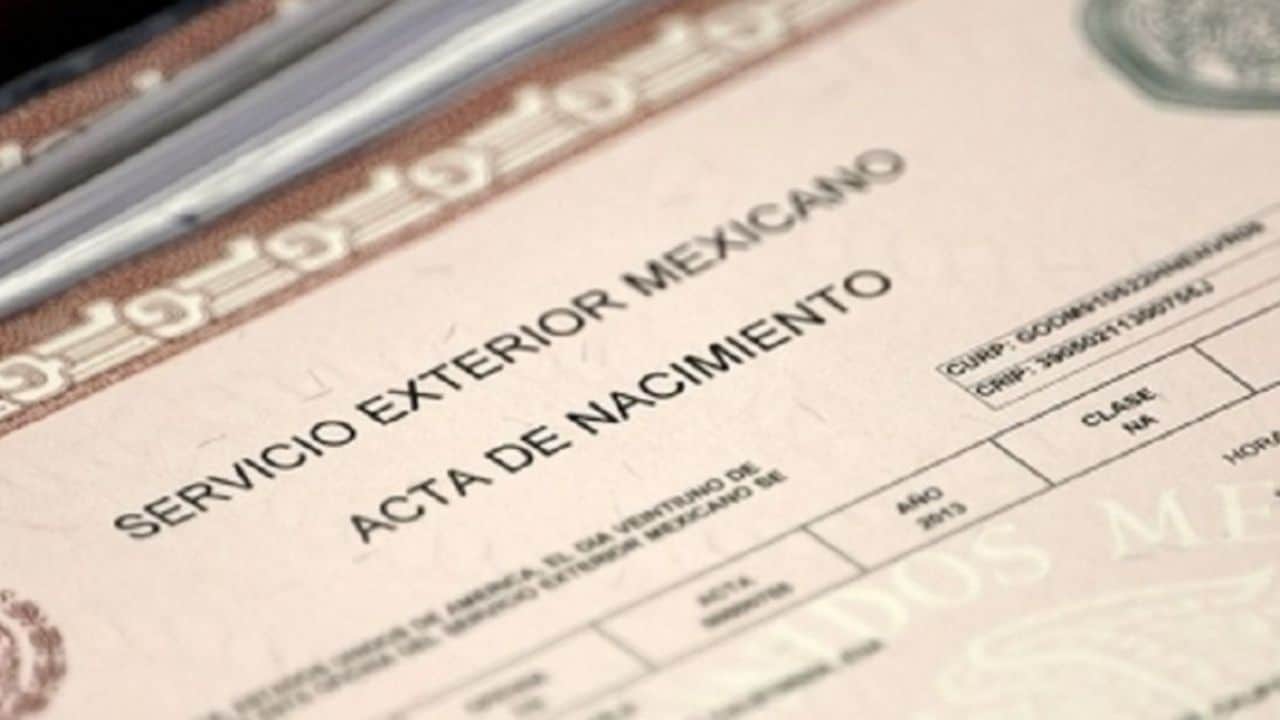 Un papel con letras que dice Acta de nacimiento