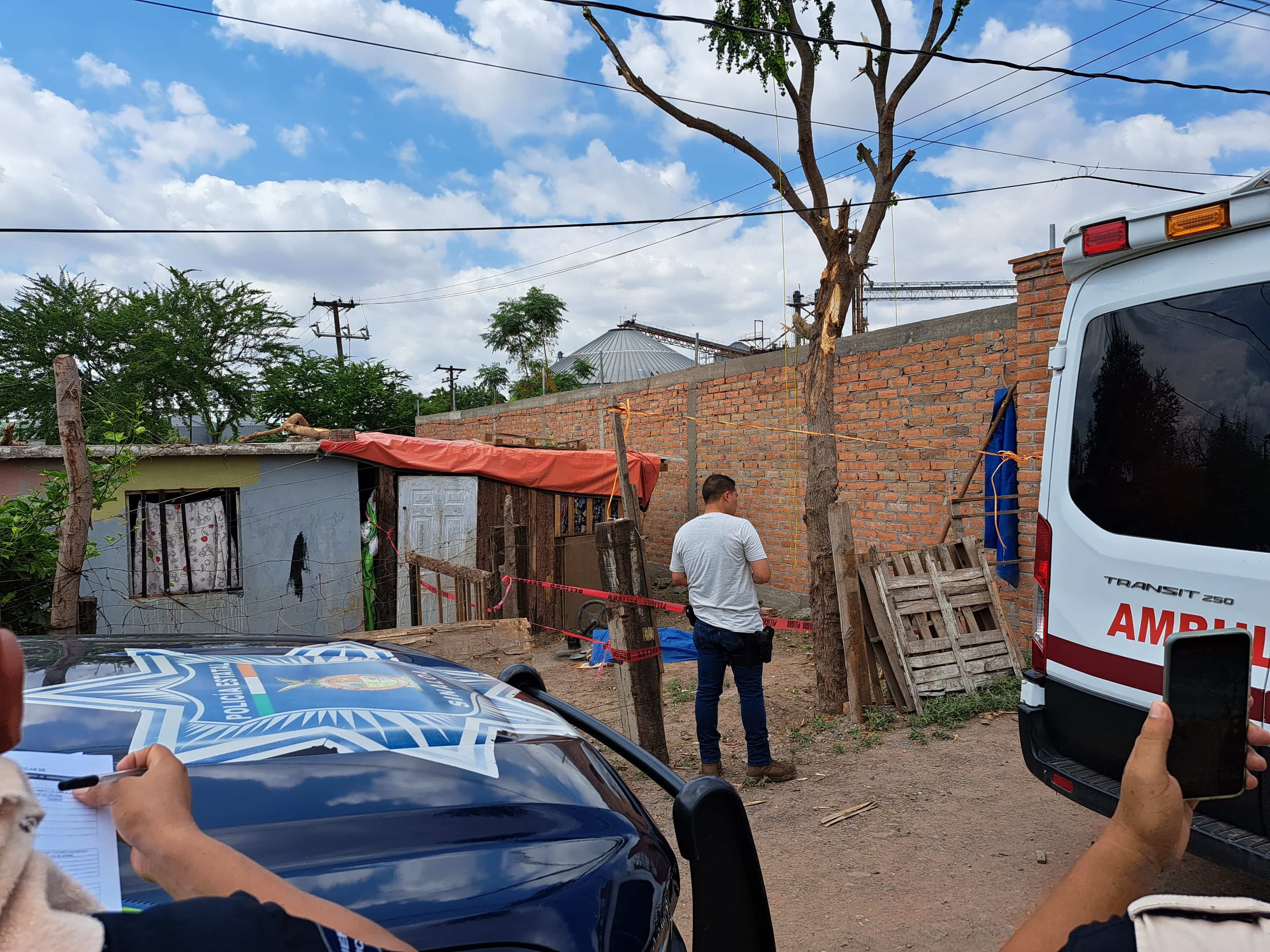 Escena de la muerte de un adulto mayor. El cuerpo está cubierto con una sábana, hay una ambulancia y una patrulla d ela Policía de Ahome