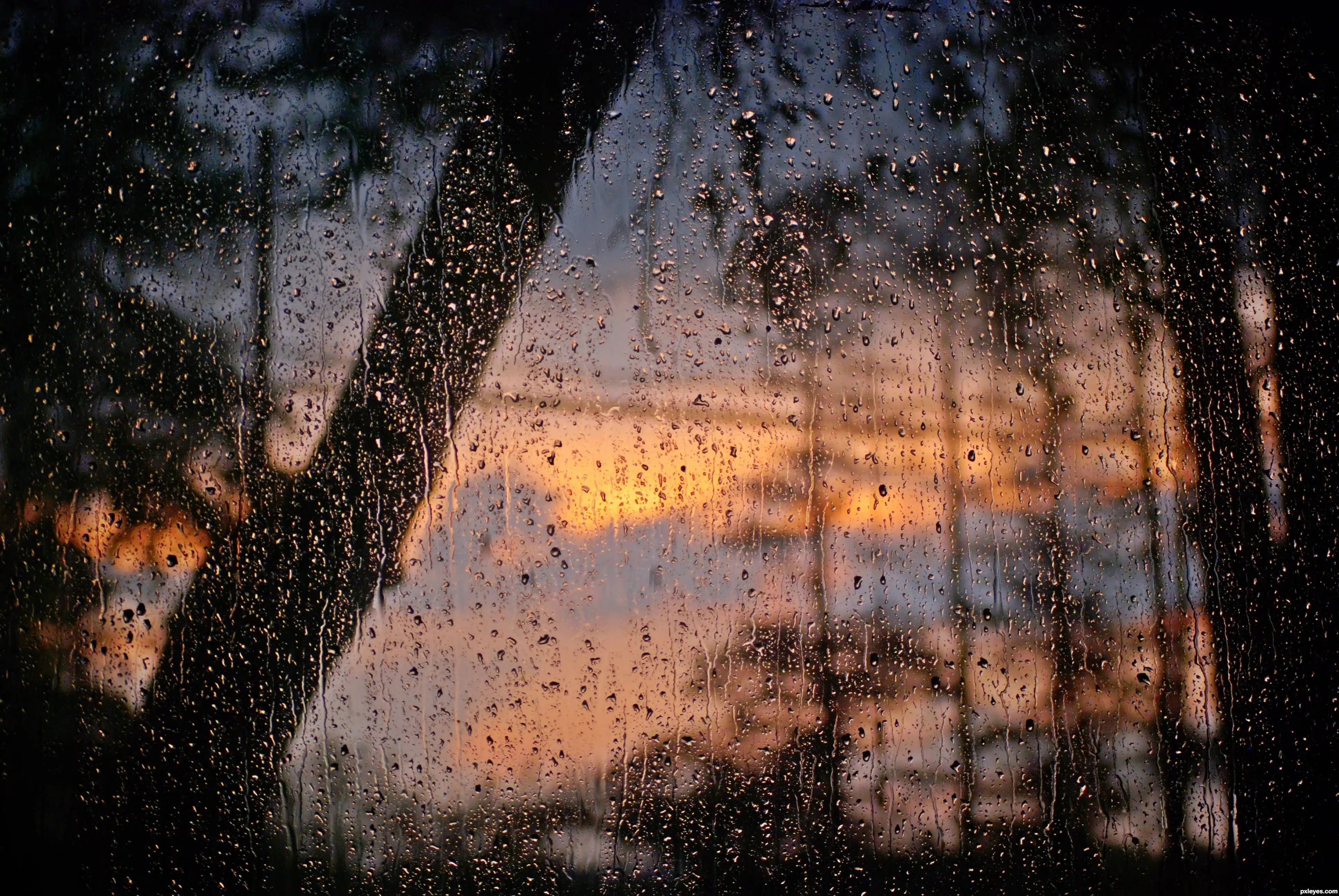 Lluvia vespertina en ventana