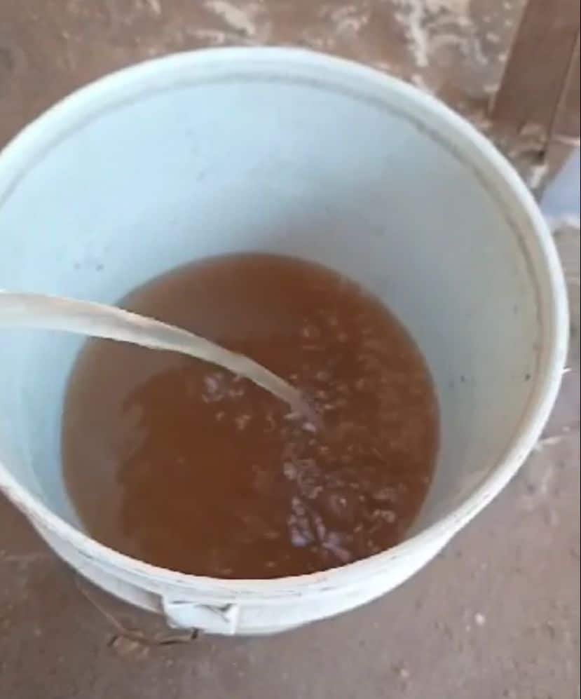 Una cubeta con agua “chocolatosa”