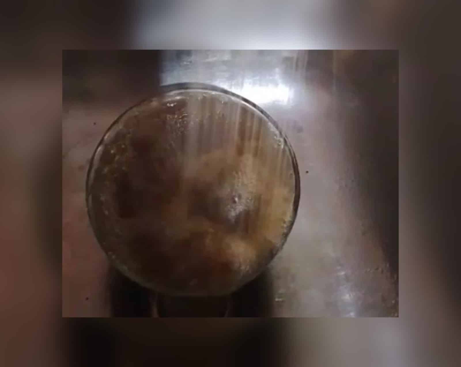 Un vaso con agua “chocolatosa”