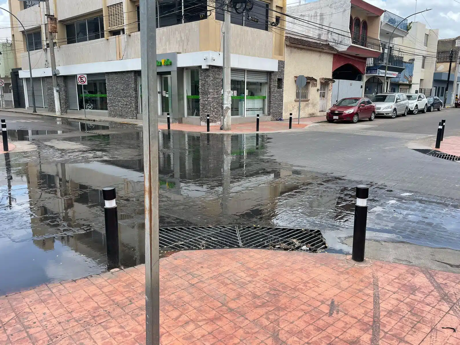 Brotan aguas negras en el cruce de la venida Domingo Rubí y la calle Ignacio Zaragoza