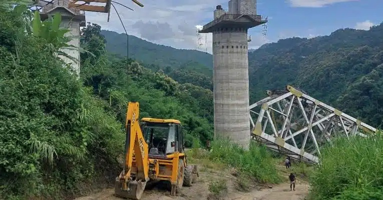 Al menos 26 muertos en India al derrumbarse un puente ferroviario