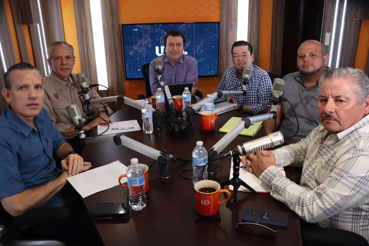 Víctor Torres en el estudio con el alcalde de Ahome, Gerardo Vargas y sus funcionarios