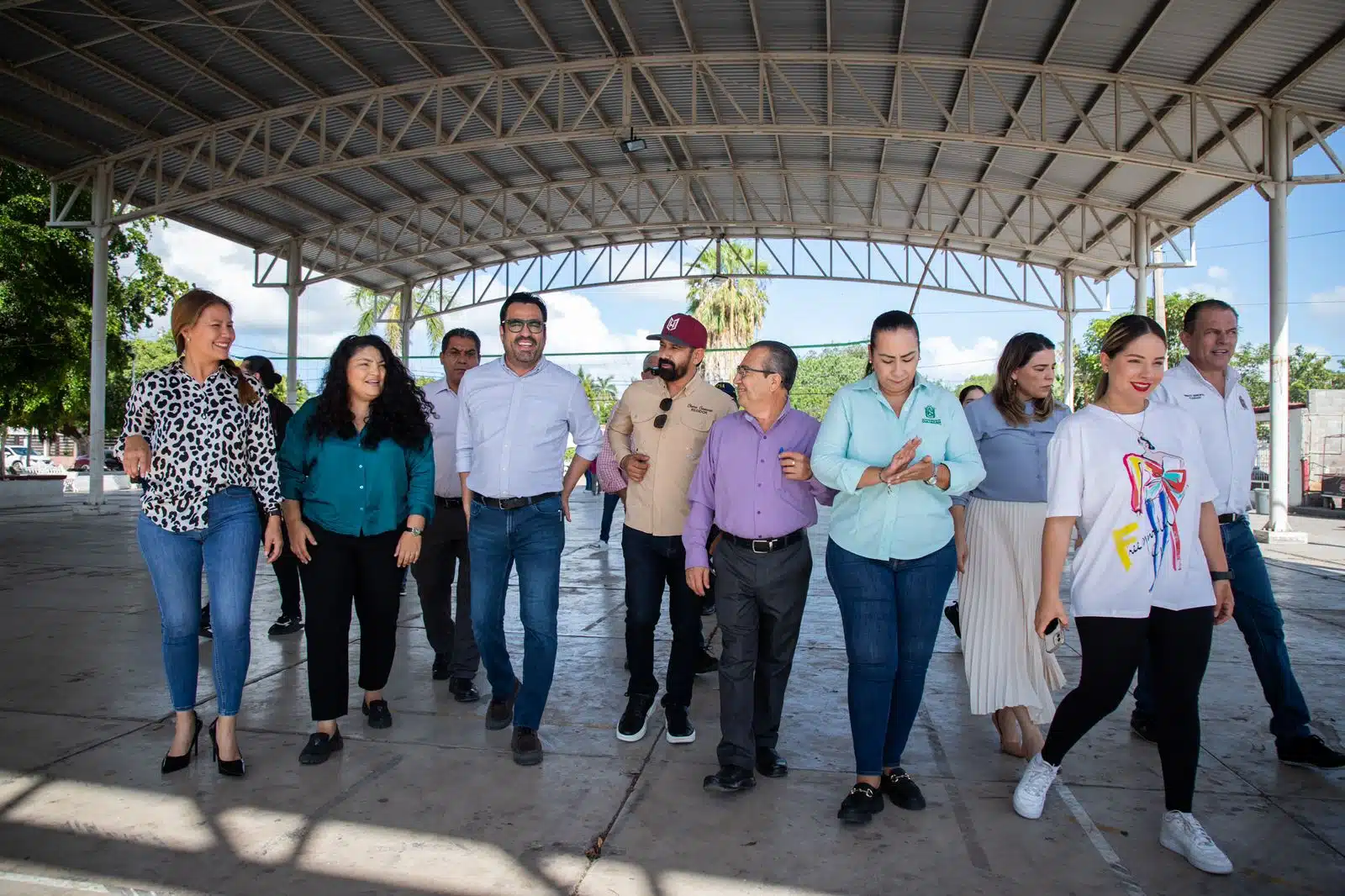 Alcalde de Culiacán Juan de Dios Gámez Mendívil, acompañado de funcionarios y ciudadanos
