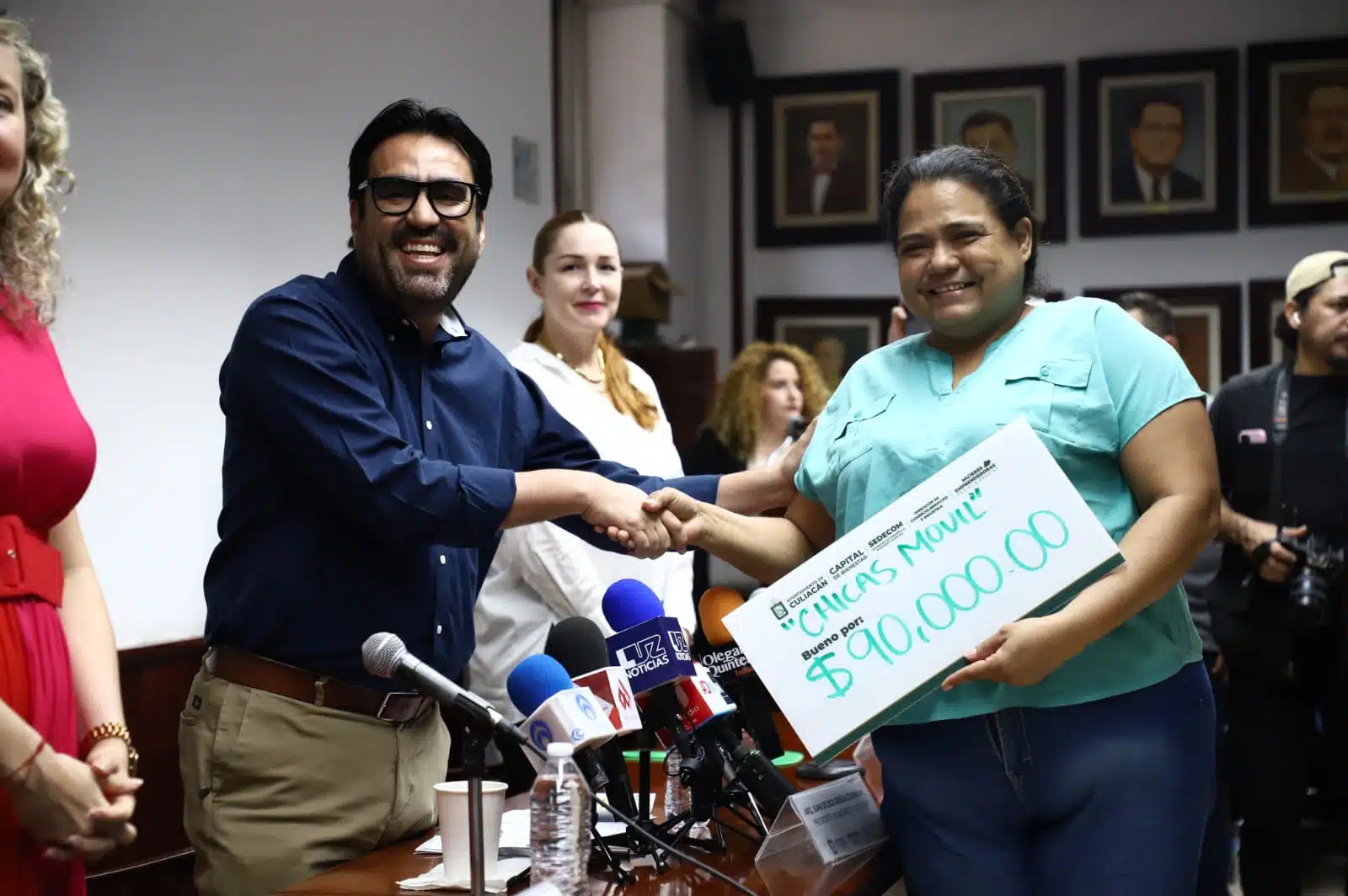 Alcalde de Culiacán entrega apoyo de crédito a mujeres emprendedoras