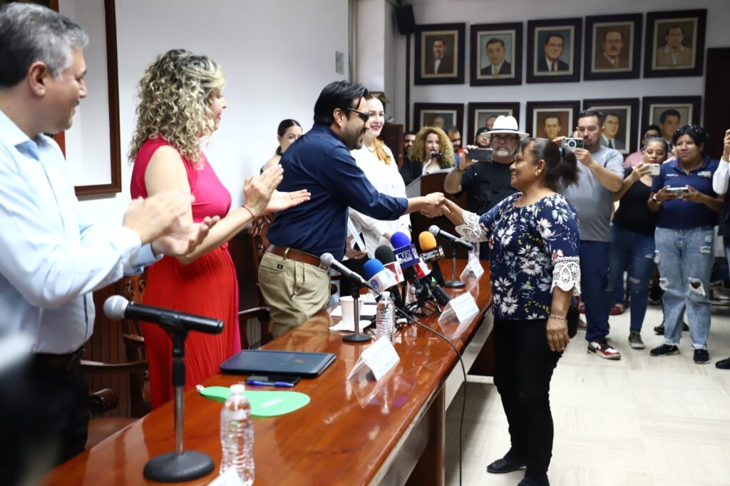 Alcalde de Culiacán saluda a mujer emprendedora en salón de Cabildos