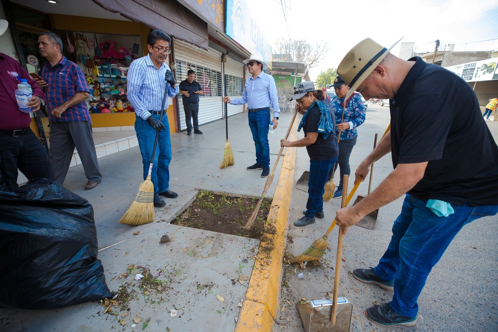 Alcalde de Guasave y funcionarios barren las banquetas y calles del Centro