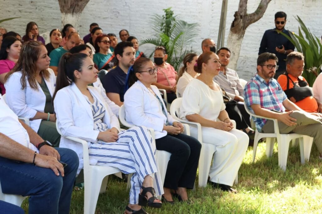 Ciudadanos presentes en arranque de obras en hospital