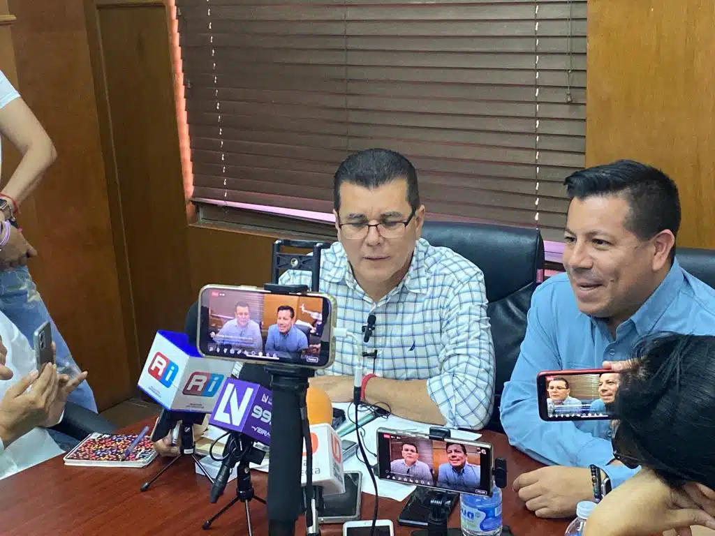 Conferencia de prensa del alcalde de Mazatlán y el exsecretario de presidencia