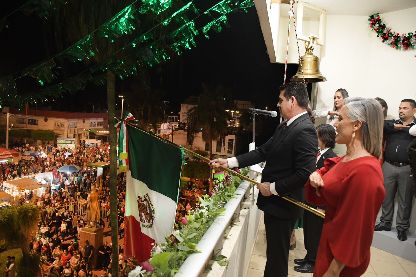 Alcalde de Salvador Alvarado ondea bandera de México durante festejos patrios en 2022