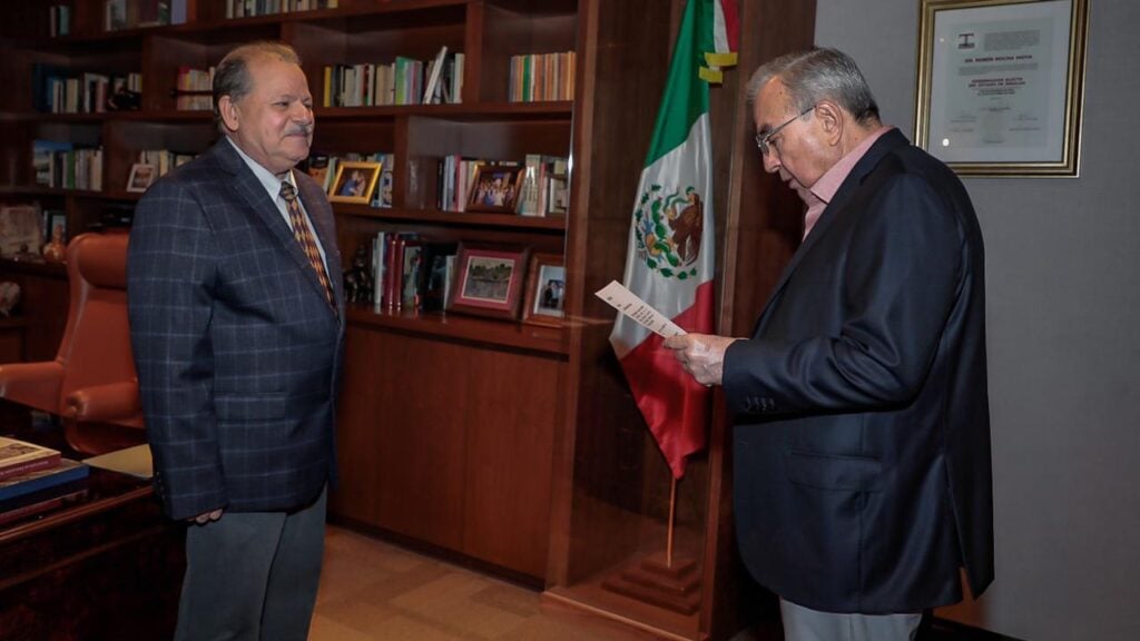 subsecretario de la Industria de Reuniones escuchando lectura de Rubén Rocha