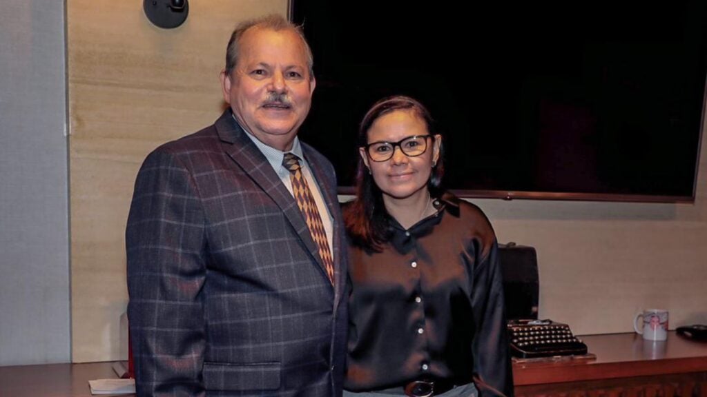 Alejandro Higuera y Cynthia Gutiérrez viendo hacia la cámara y sonriendo