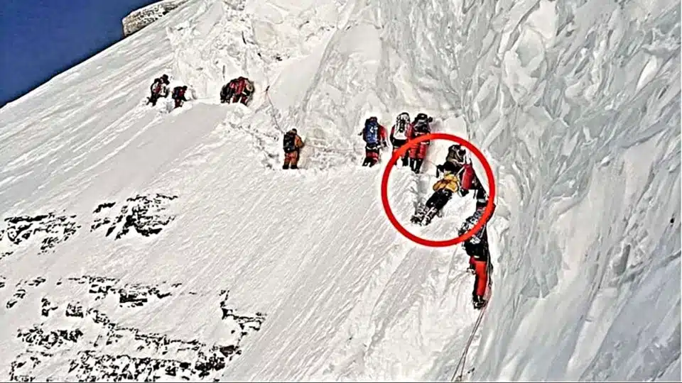 Alpinistas dejan morir a su compañero para batir récord