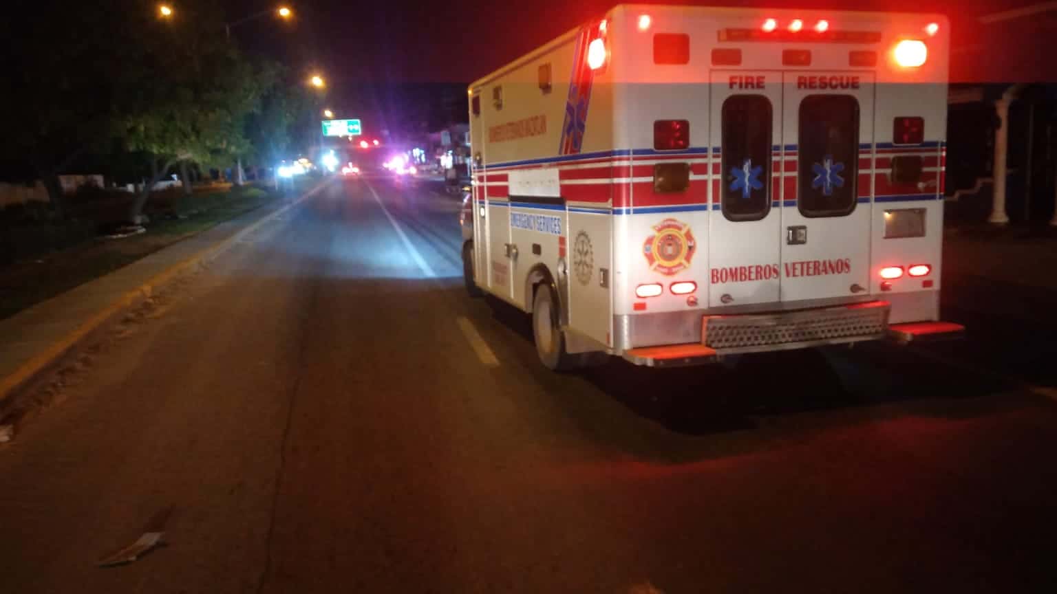 Ambulancia de Bomberos Veteranos El Castillo acudiendo al reporte de un atropellado