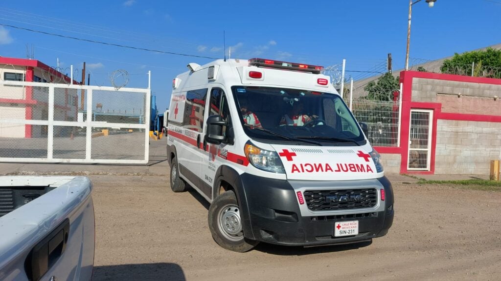 Ambulancia saliendo de una bodega