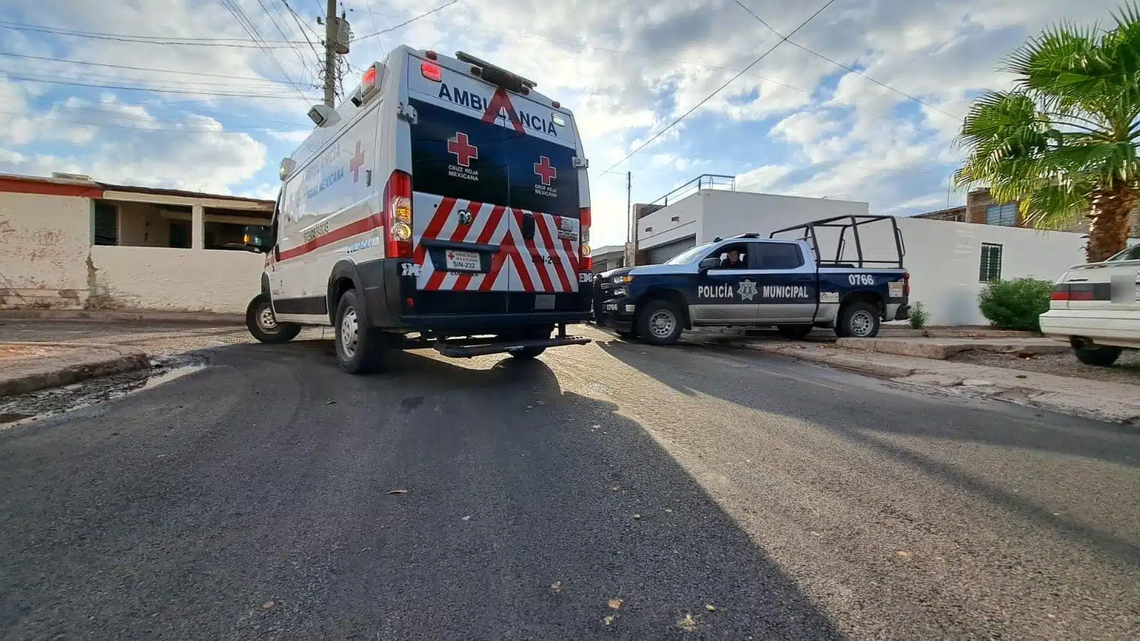 Ambulancia de Cruz Roja y patrulla de la Policía Municipal de Culiacán