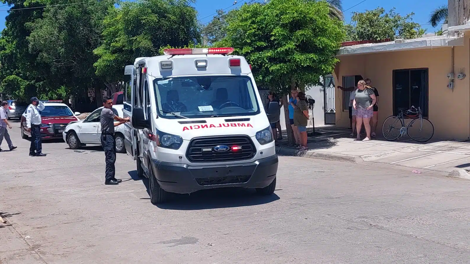 Ambulancia de SUMMA y Tránsito de Ahome en lugar de accidente