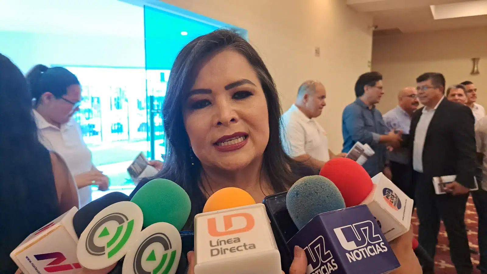Ana Ayala Leyva con prensa