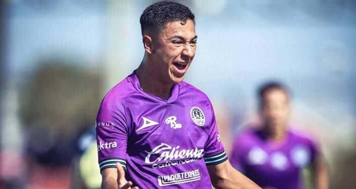 Andrés Montaño celebrando por victoria de Mazatlán FC