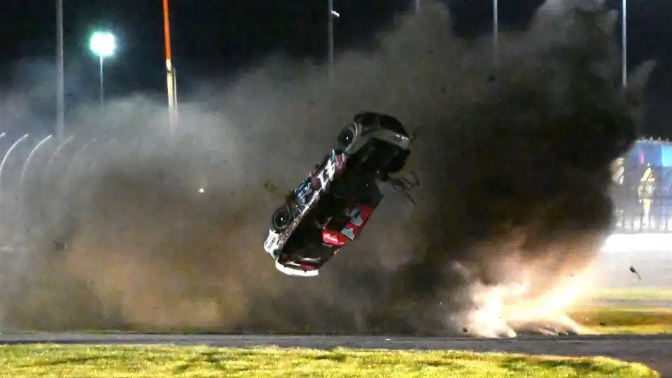 Aparatoso accidente durante la Nascar en Daytona; un auto quedó chatarra