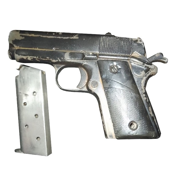 El arma asegurada al sujeto detenido.