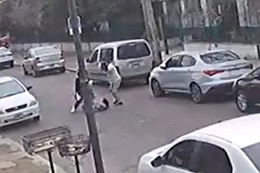 Asaltantes golpean a maestra en Argentina; vecina la defiende a bolsazos
