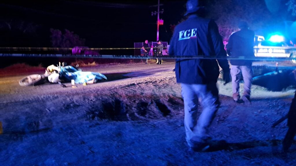 Peritos en la escena del asesinato de un motociclista