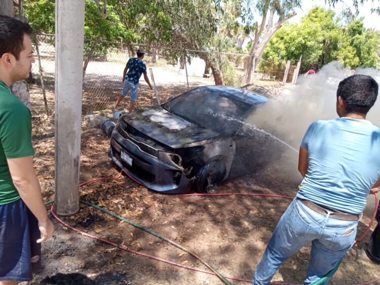 Auto quemado en Guasave