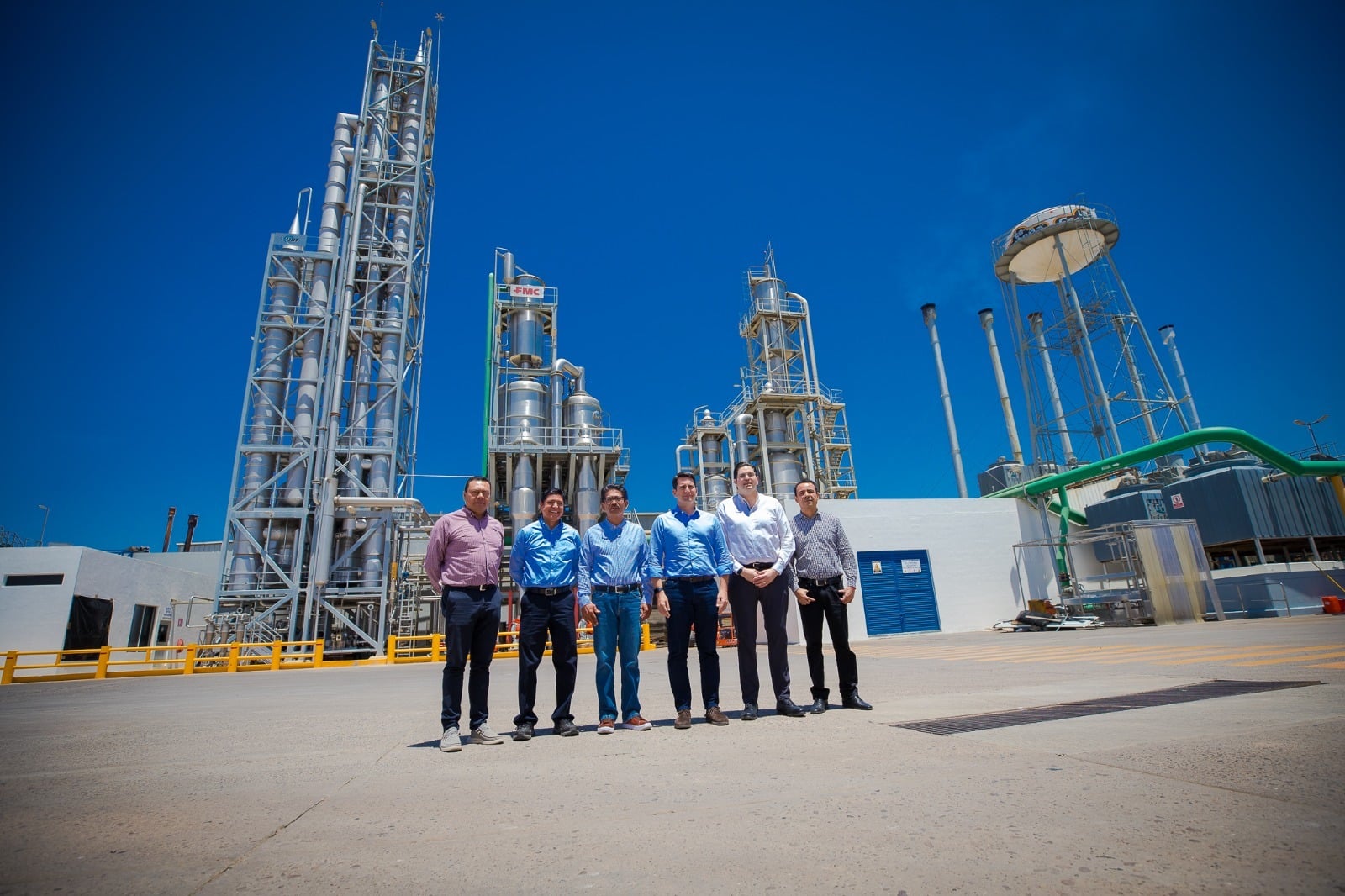 Autoriades y empresarios en planta de La Costeña en Guasave