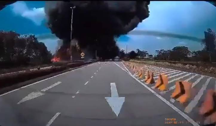 Avión privado se estrella antes de aterrizar; hay al menos 10 muertos