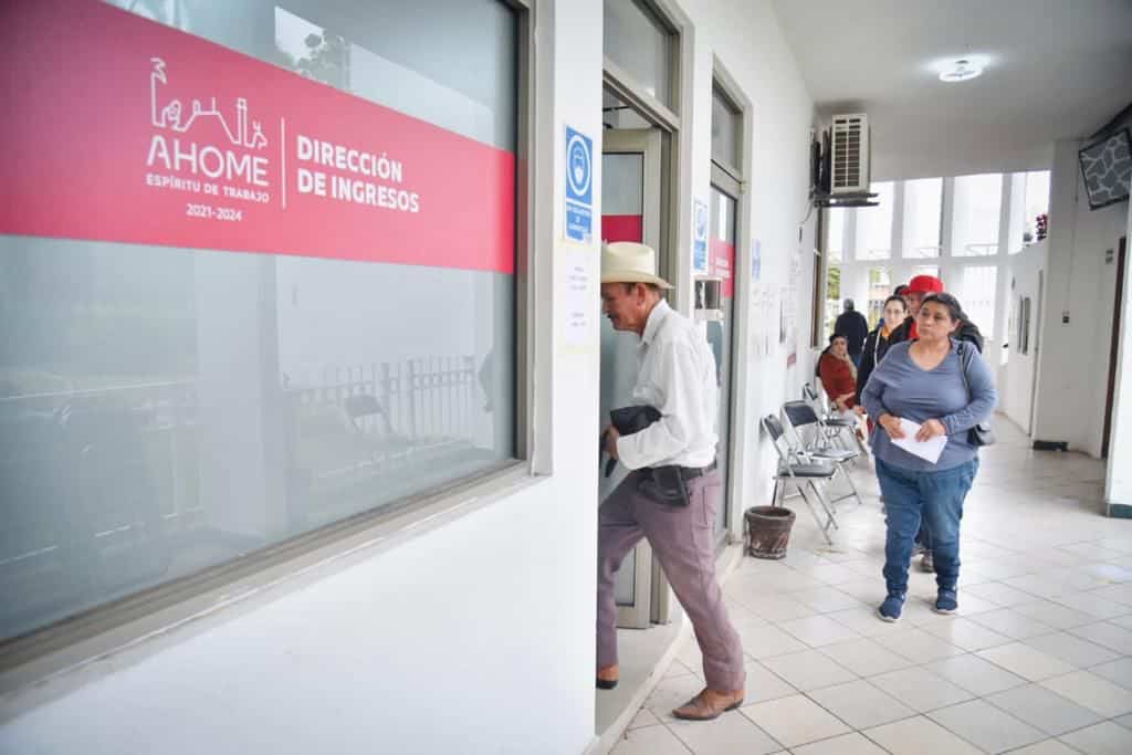 Personas en oficinas para pagar predial
