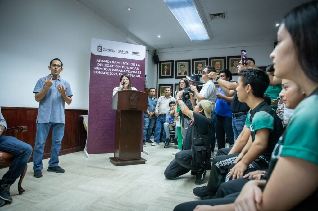 Personas hablando y otras poniendo atención