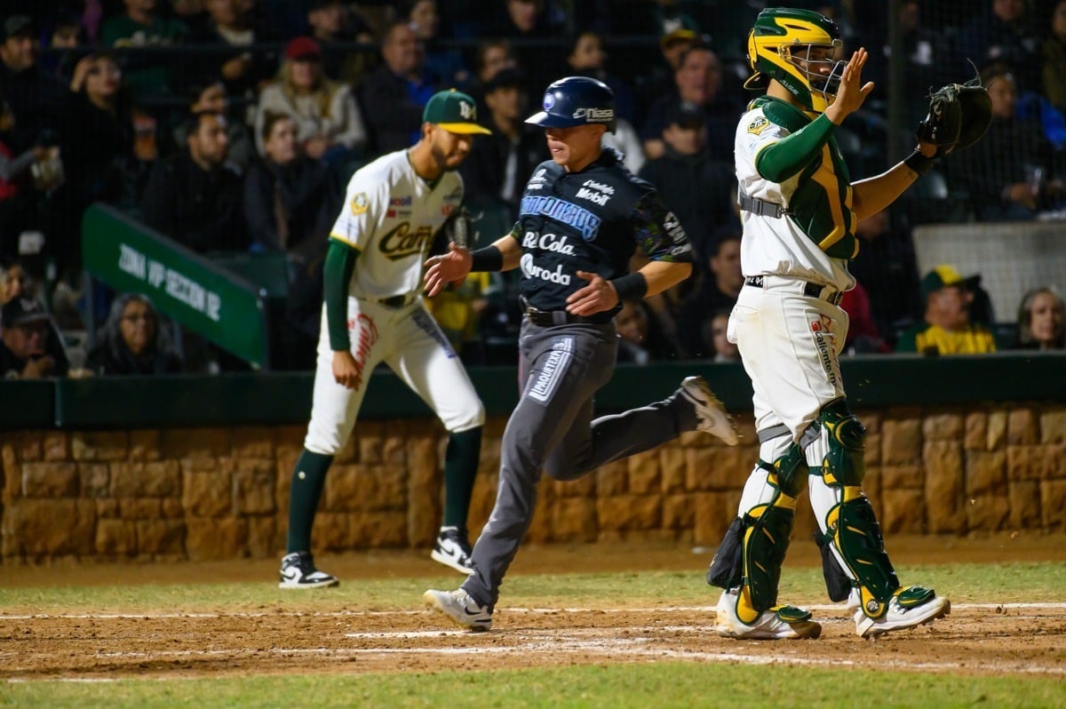 José Lune cubre detrás de home en un juego de Cañeros contra Algodoneros