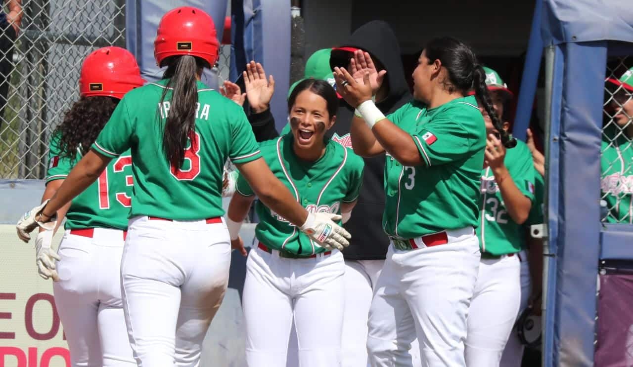 EQUIPO DE BEISBOL FEMENIL MEXICANO, CELEBRANDO TRIUNFO.