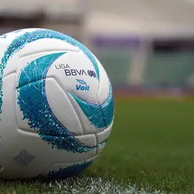 Un balón de futbol sobre el césped de una cancha